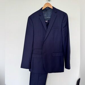 Bar III Navy Blue Suit Stripes Slim Fit, 70% wool, 42R, pants 34-30.